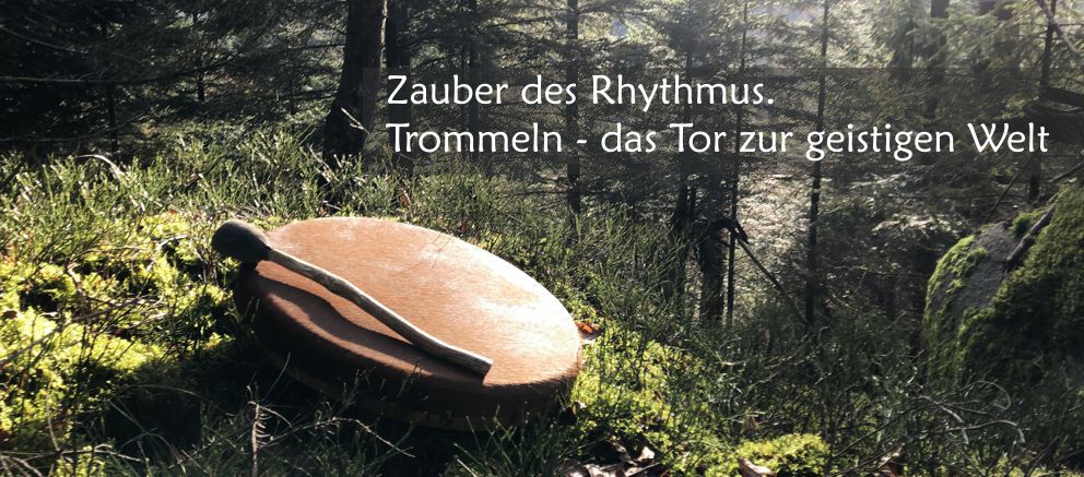 shamanic drum liegt imm Wald Kopfbild mit Text