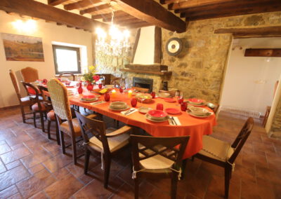 Landhaus Toskana-Retreat / Speisetisch im Haus